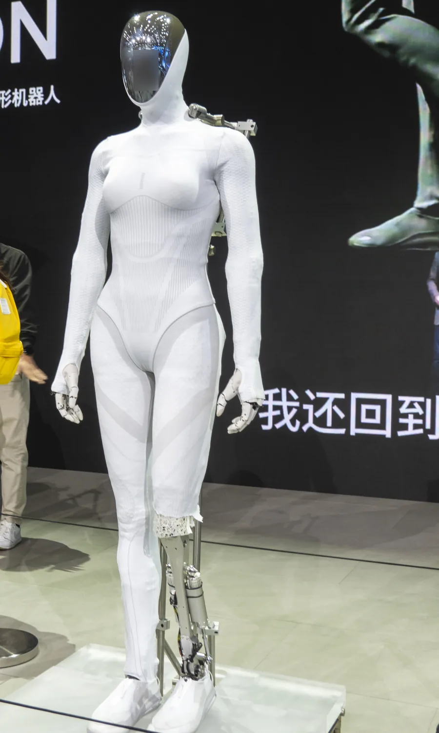 XPeng Iron — foto 1